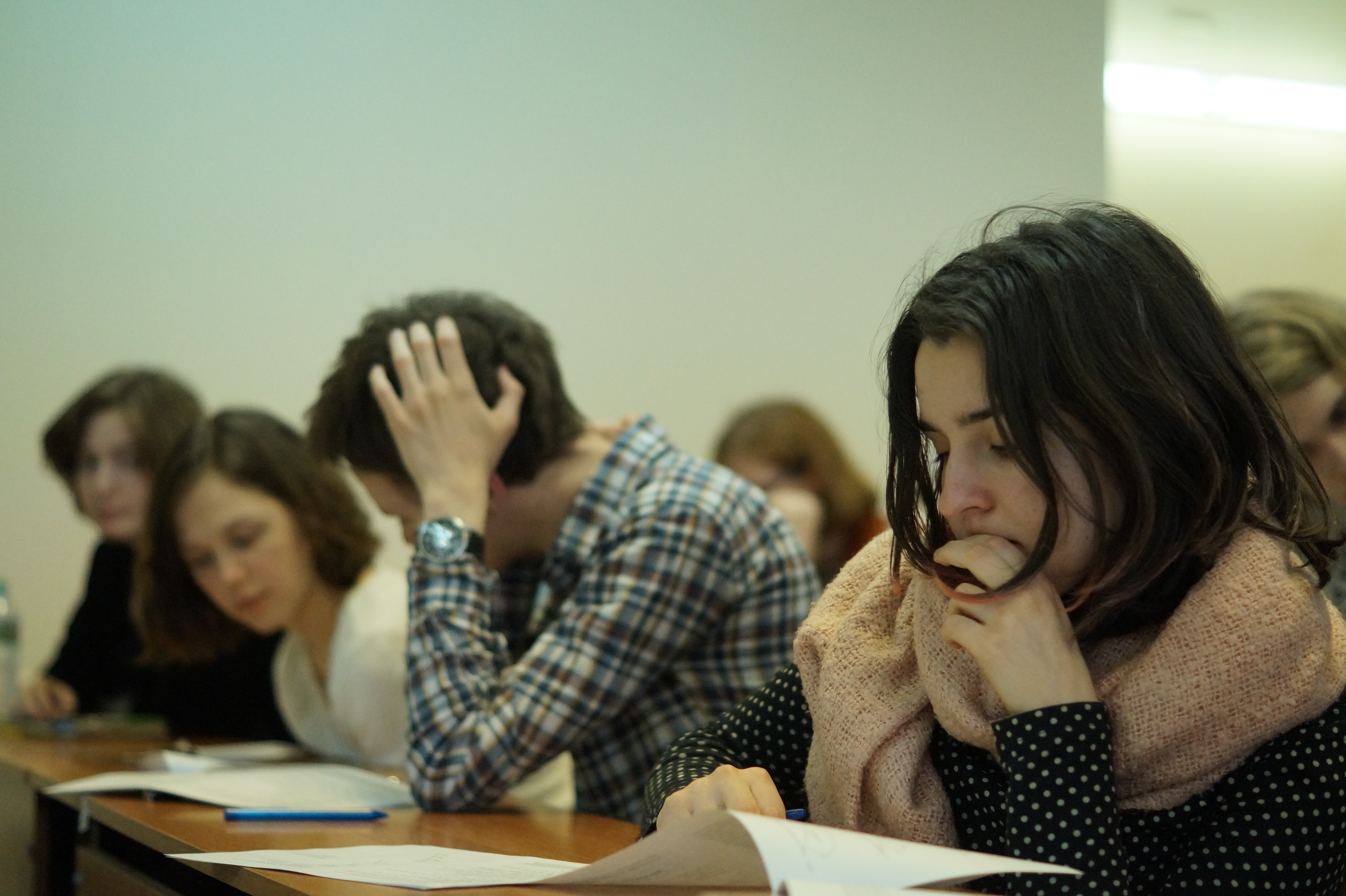 Студенты школы лингвистики изучают хэндауты во время лекции Гильельмо Чинкве