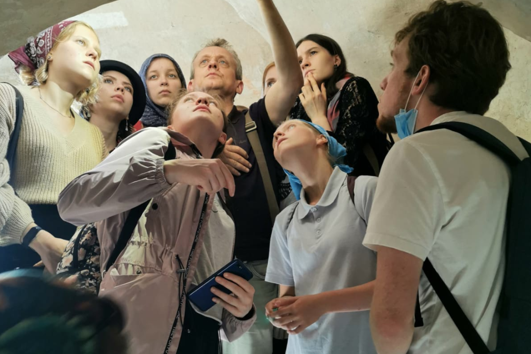 Студенты и сотрудники Школы лингвистики на раскопках в Великом Новгороде